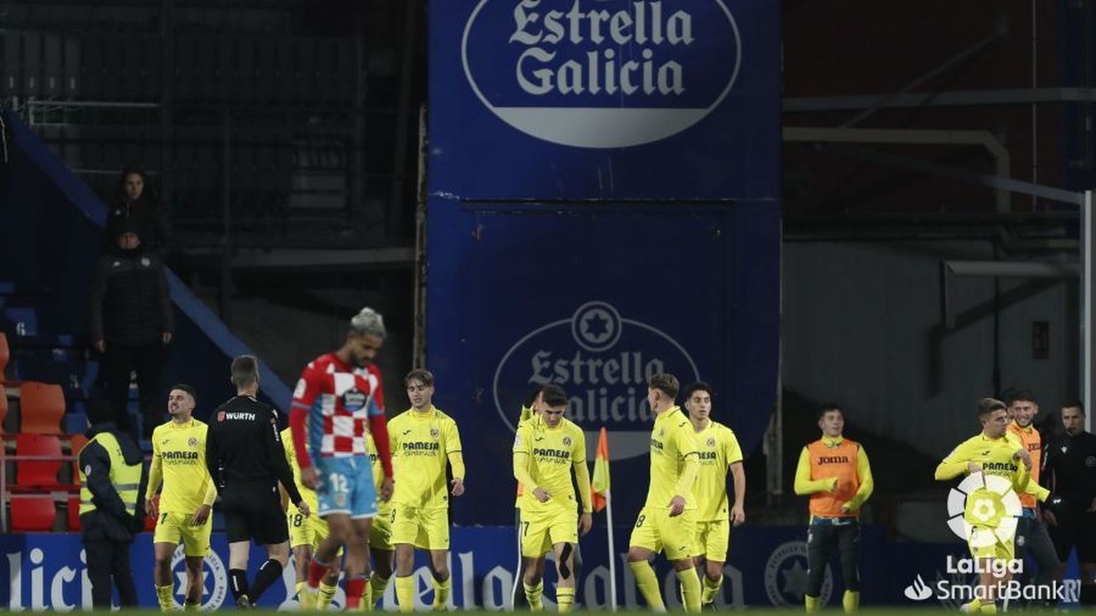 Els jugadors groguets celebren un dels gols