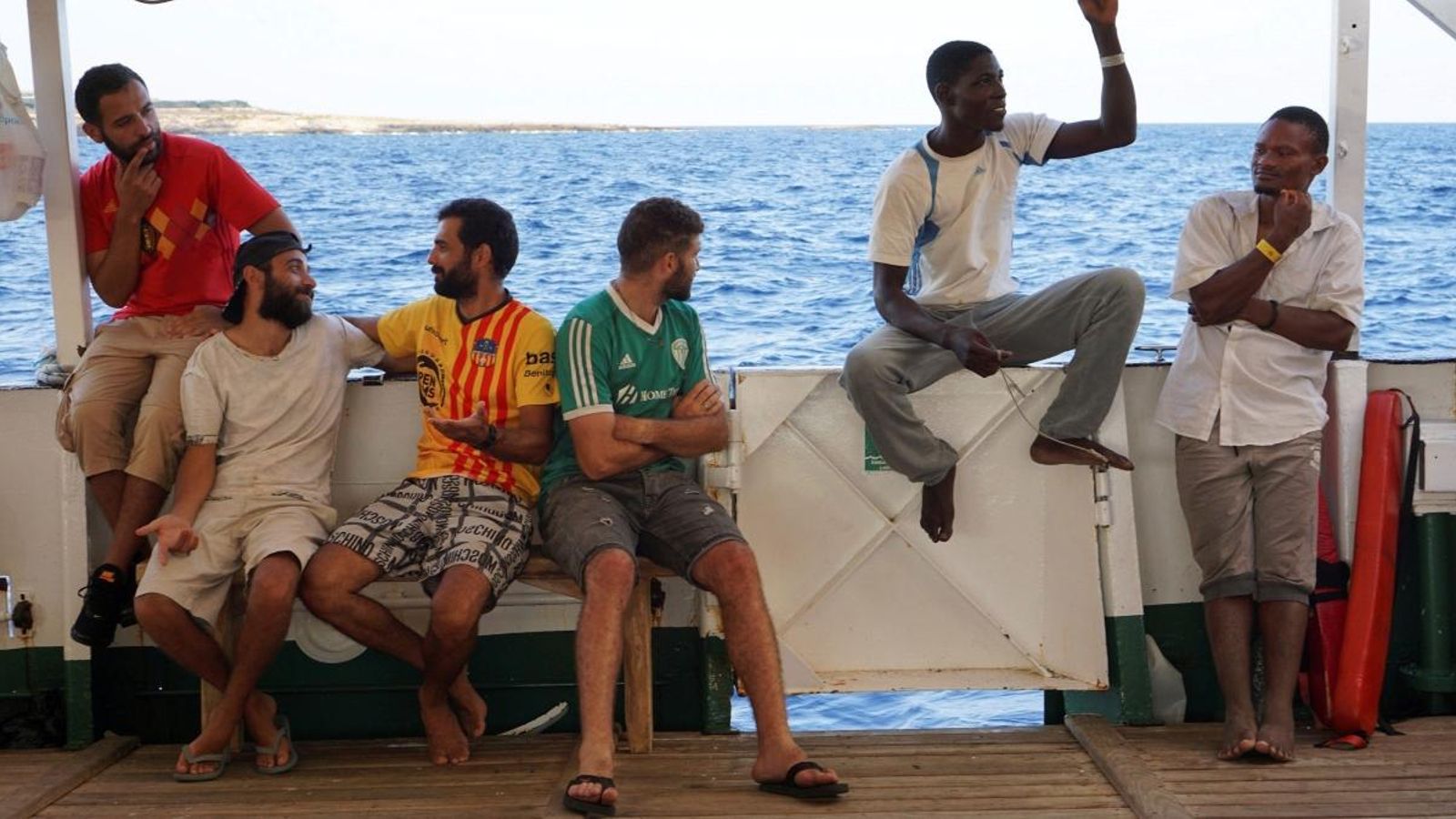 Diversos migrants esperen al vaixell de l’ONG Open Arms, el passat 20 d’agost