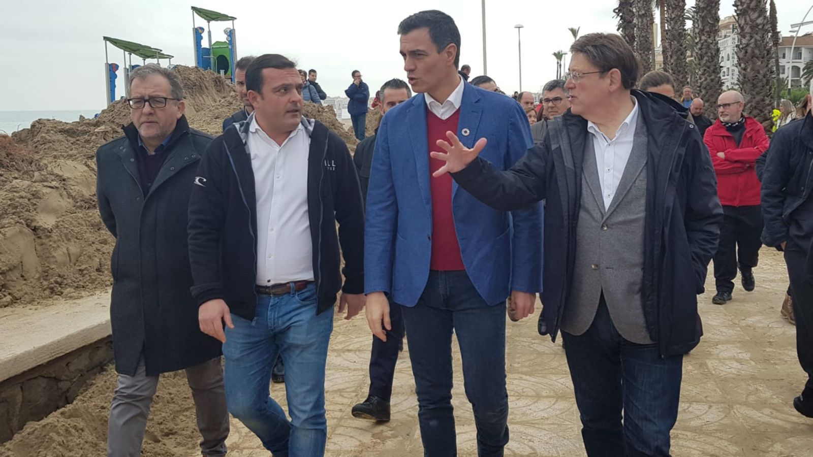 El president del govern, Pedro Sánchez, durant la visita a la platja de Peníscola