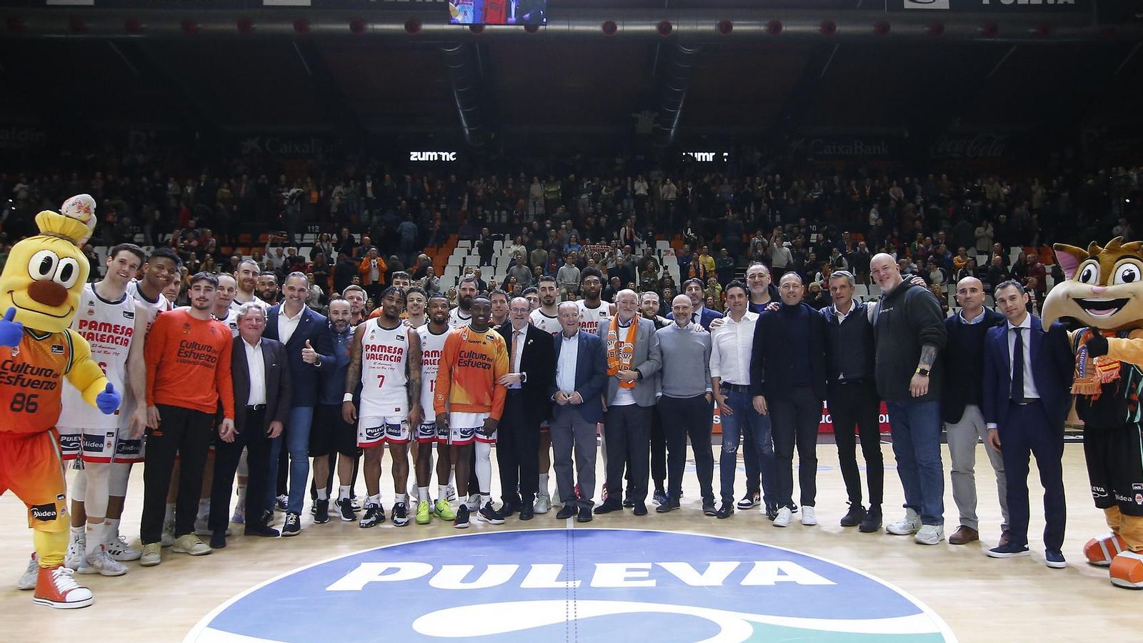 Jugadors de l'equip actual i del de fa 25 anys han posat junts a la fi del partit