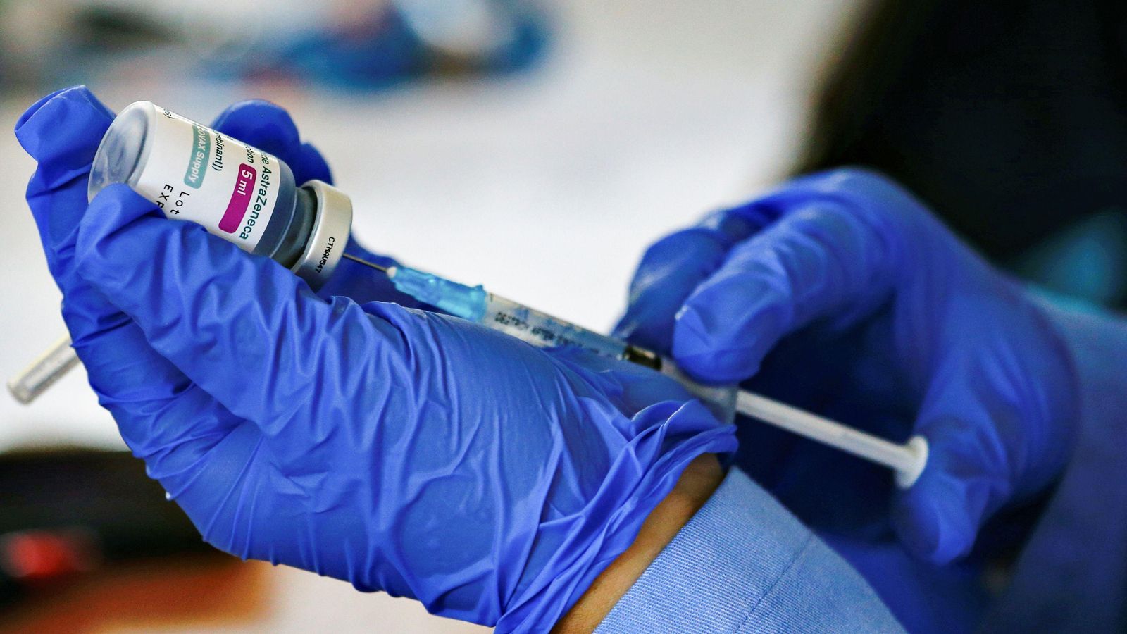 Preparació d'una dosi de la vacuna contra la Covid-19 d'AstraZeneca