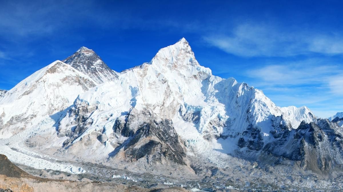 El cim de l'Everest en la frontera entre la Xina i Nepal El cim de l'Everest en la frontera entre la Xina i Nepal
