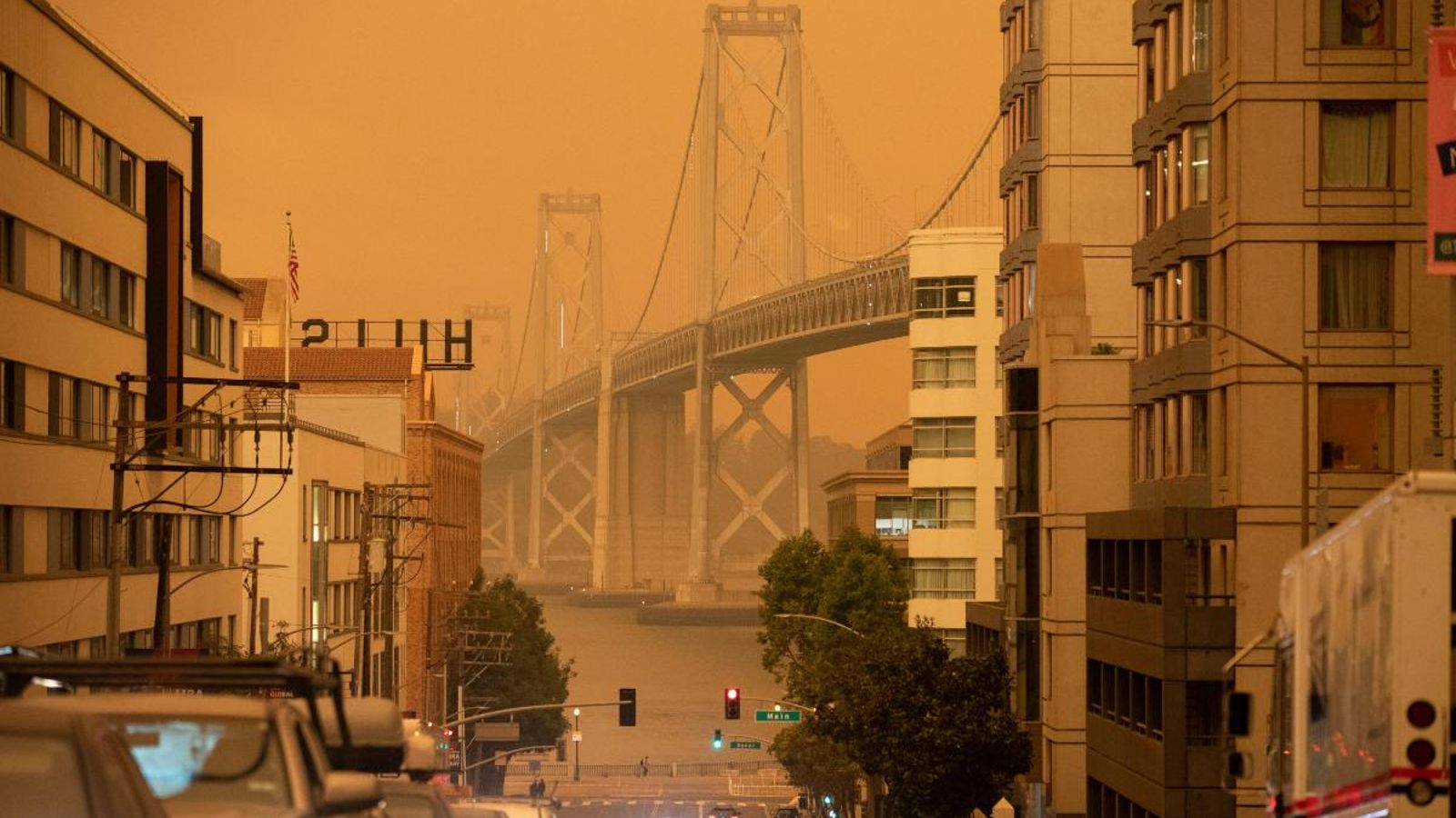 El fum dels incendis de Califòrnia deixa el cel taronja a la ciutat de San Francisco