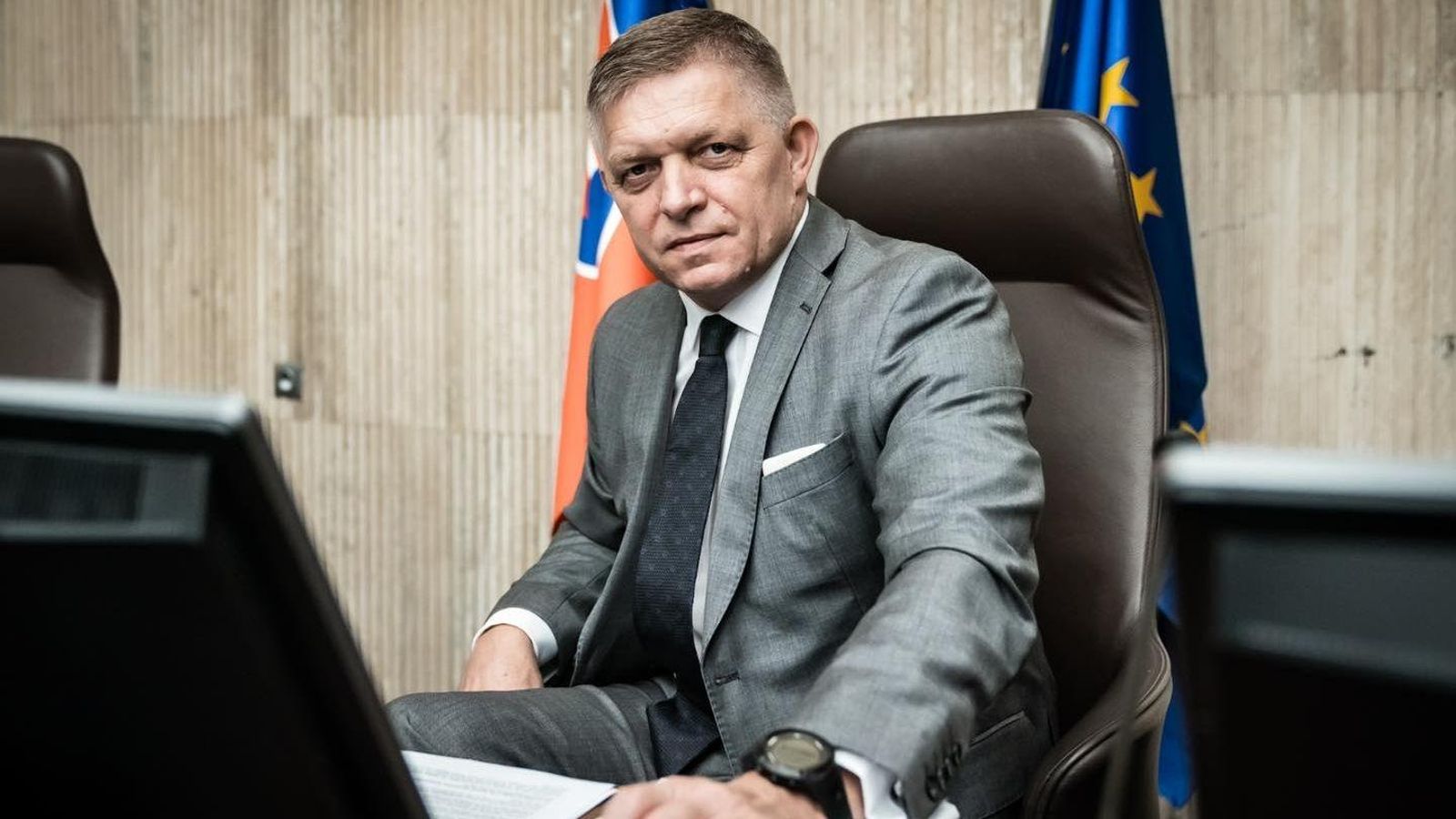 Robert Fico, primer ministre d'Eslovènia, al seu despatx Robert Fico, primer ministre d'Eslovènia, al seu despatx