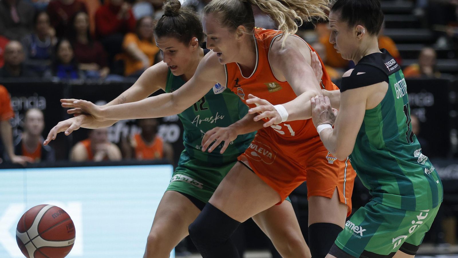 Marie Güllich disputa una pilota amb dues jugadores de l'equip vitorià Marie Güllich disputa una pilota amb dues jugadores de l'equip vitorià