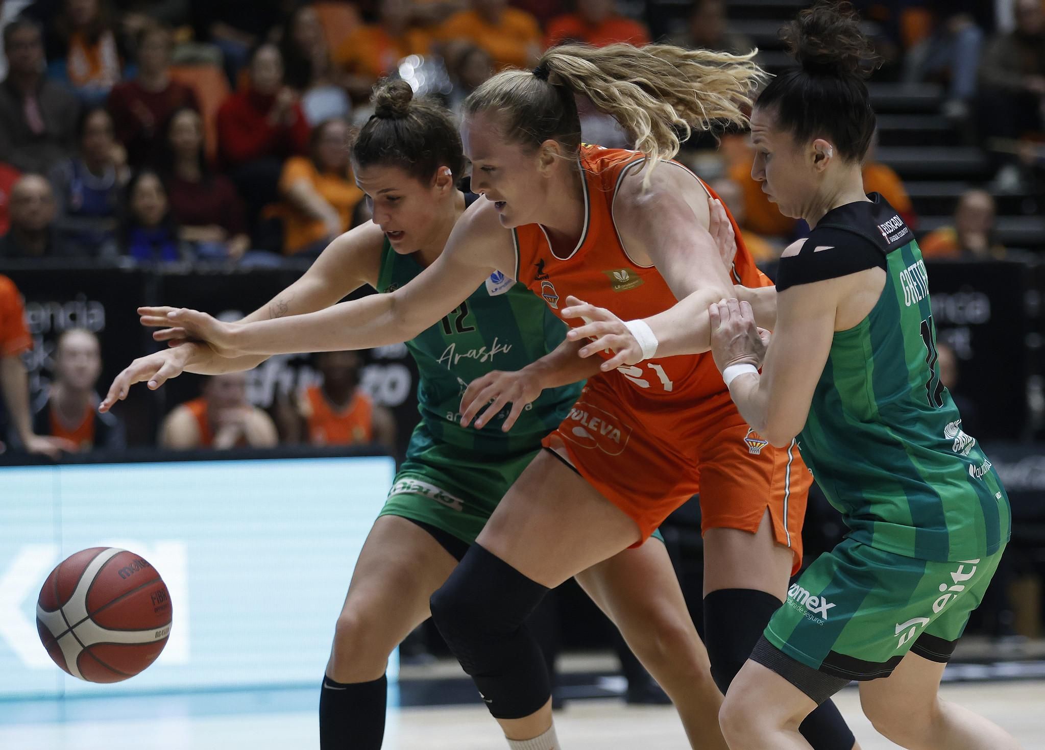 Marie Güllich disputa una pilota amb dues jugadores de l'equip vitorià