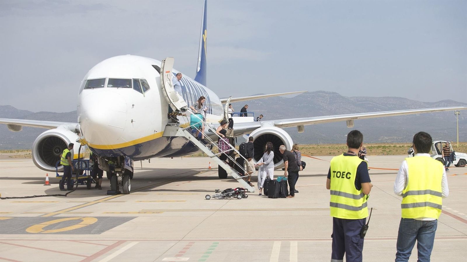 Viatgers baixant d'un avió. | Arxiu