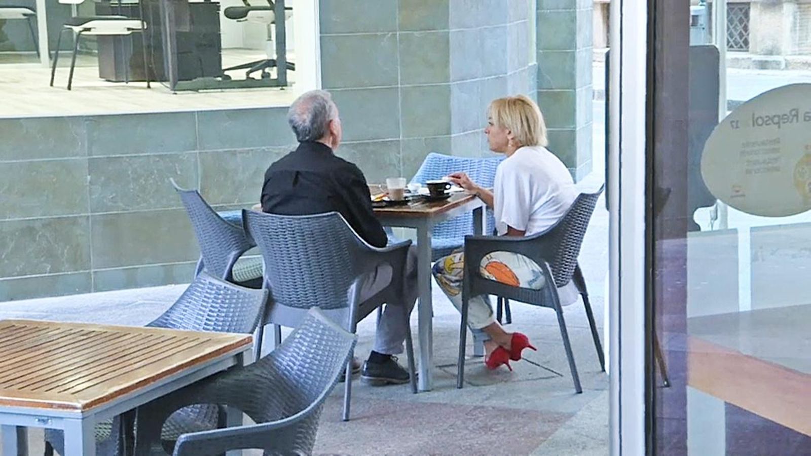 Una parella de clients en  una terrassa de València en una imatge d'arxiu