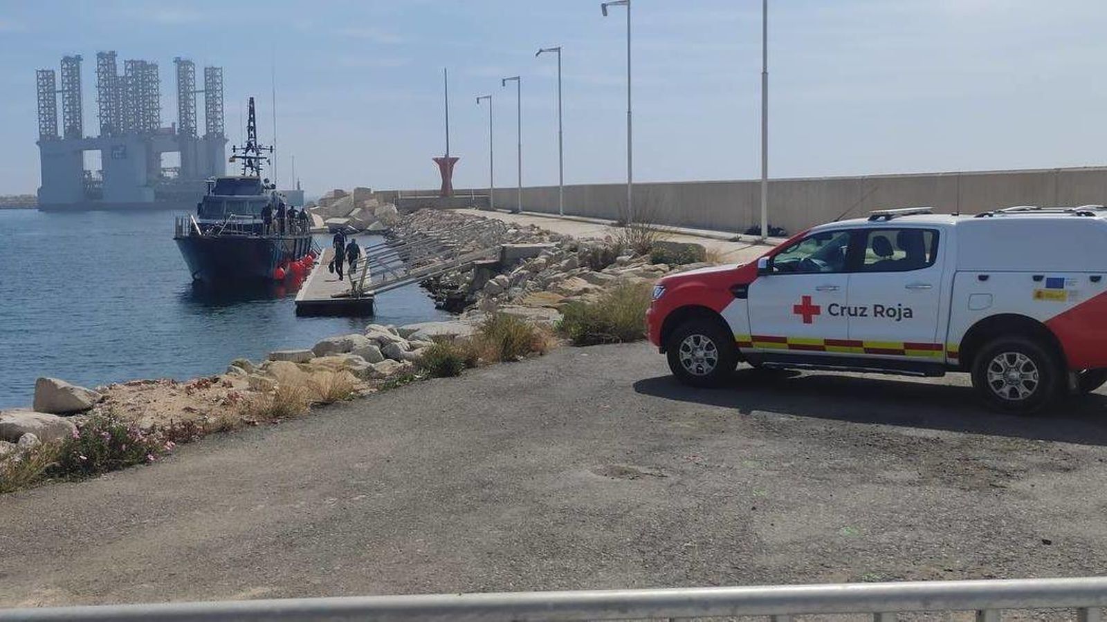 Un dispositiu de la Creu Roja, en una imatge d'arxiu, davant l'arribada d'una embarcació precària