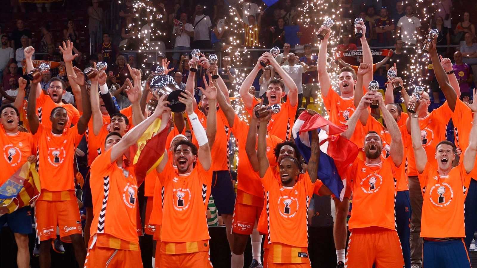 Josep Puerto i Jaime Pradilla alcen el trofeu de campions de la Lliga ACB