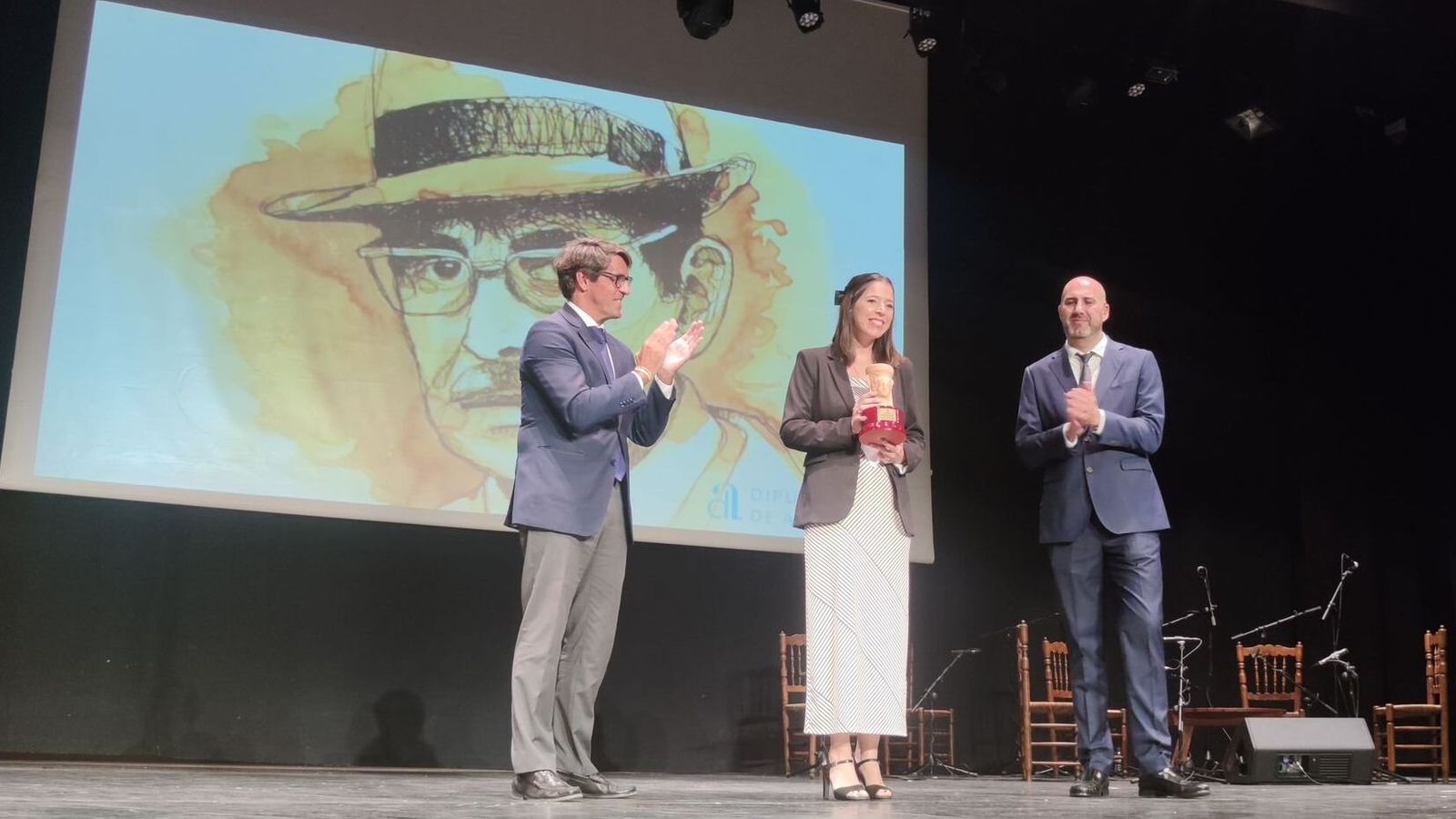 La guanyadora de l'Enric Valor d'enguany, Natalia Gisbert, amb el guardó a les mans