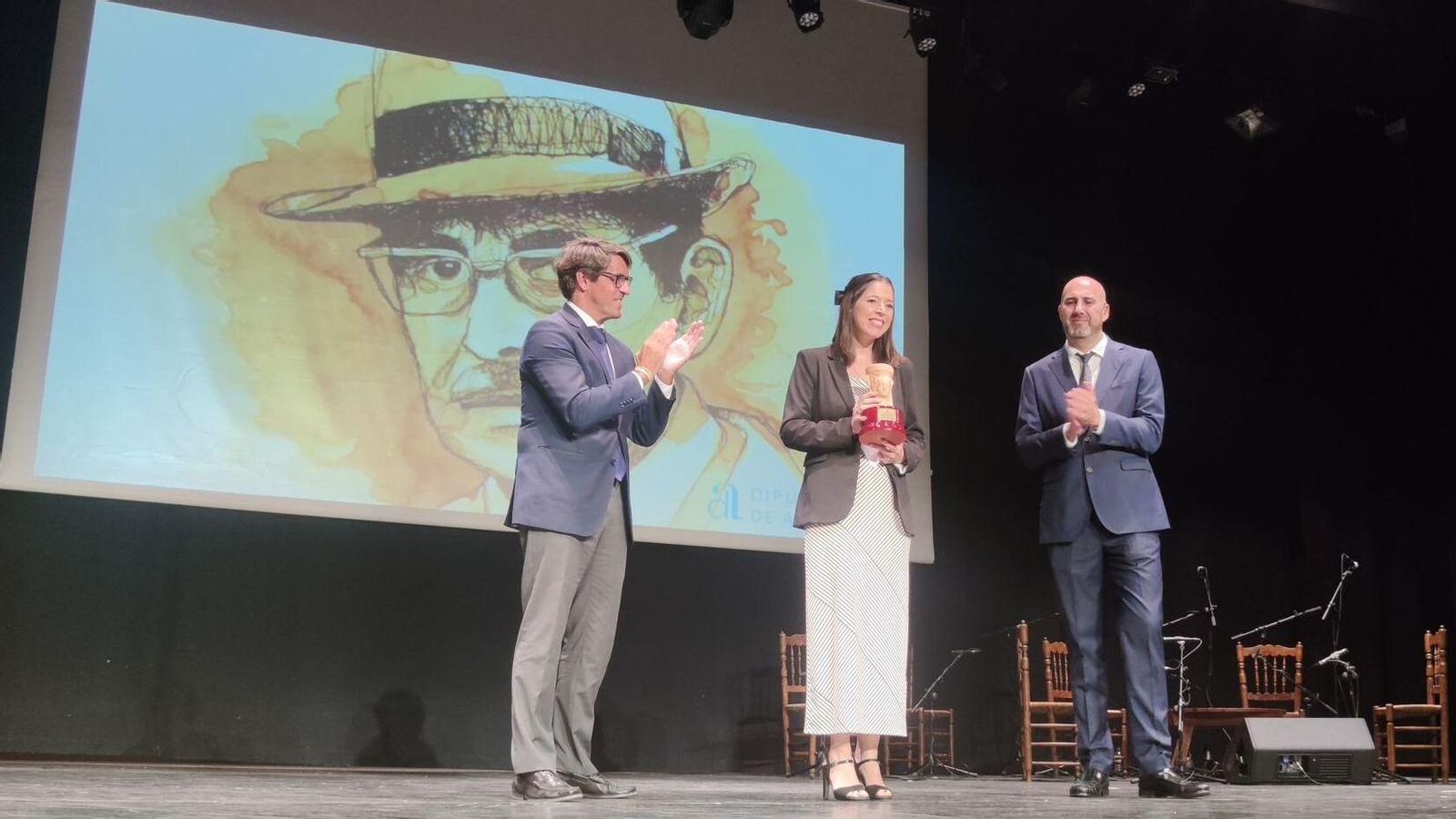 La guanyadora de l'Enric Valor d'enguany, Natàlia Gisbert, amb el guardó a la mà La guanyadora de l'Enric Valor d'enguany, Natalia Gisbert, amb el guardó a les mans