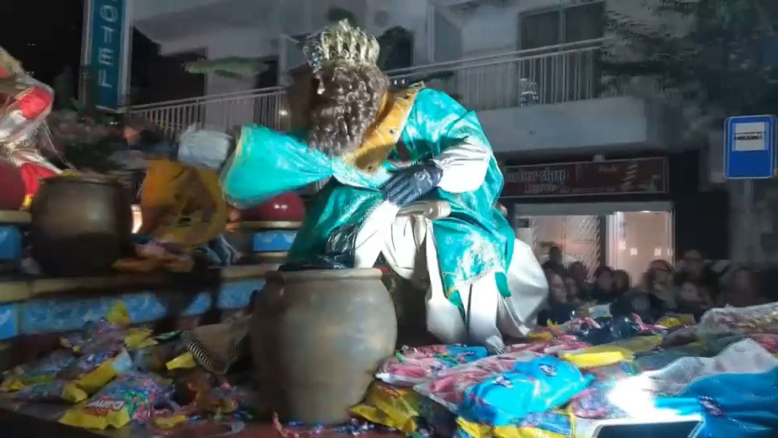 Un policia local salva un xiquet en la cavalcada de Benidorm