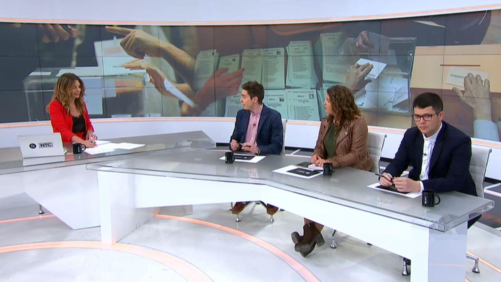 Pau March, Alejandro Comes i Andrea Kruithoff en 'À Punt Notícies matí'