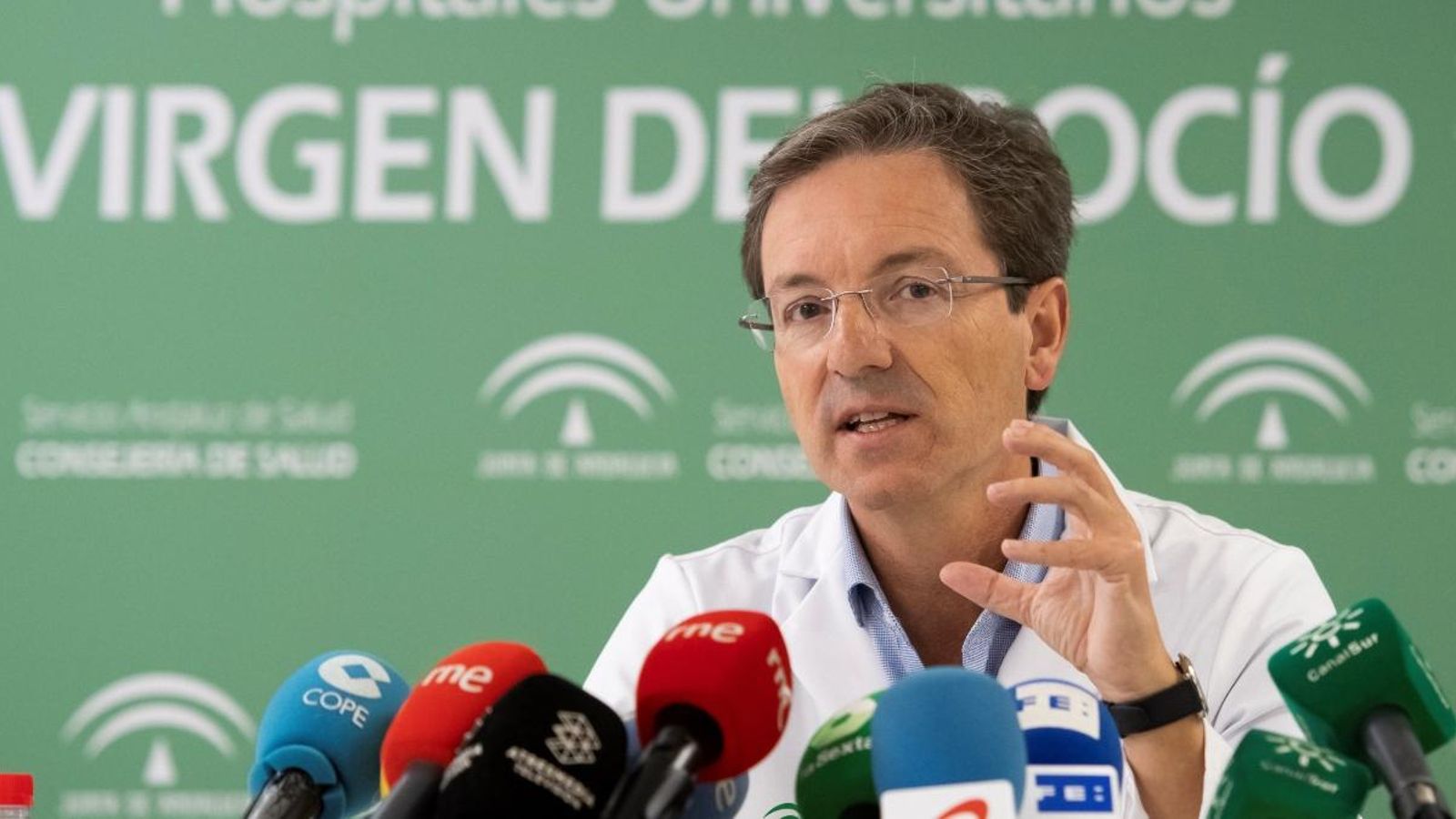 El portaveu José Miguel Cisneros durant una roda de premsa, aquest dimecres a l’Hospital Virgen de la Rosada de Sevilla