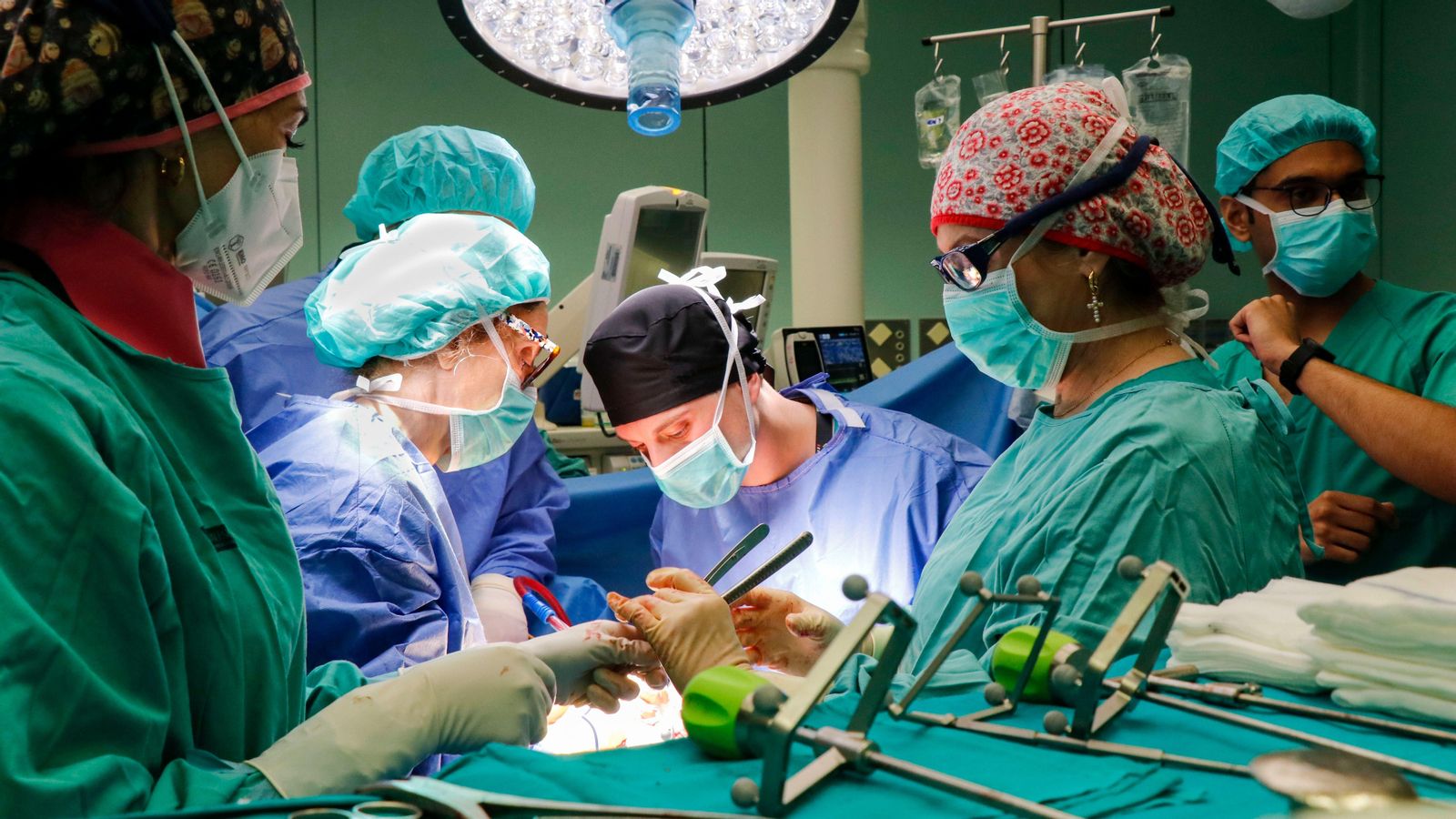 Diversos sanitaris participen intervenen en una operació quirúrgica, en un hospital valencià, en una imatge d'arxiu