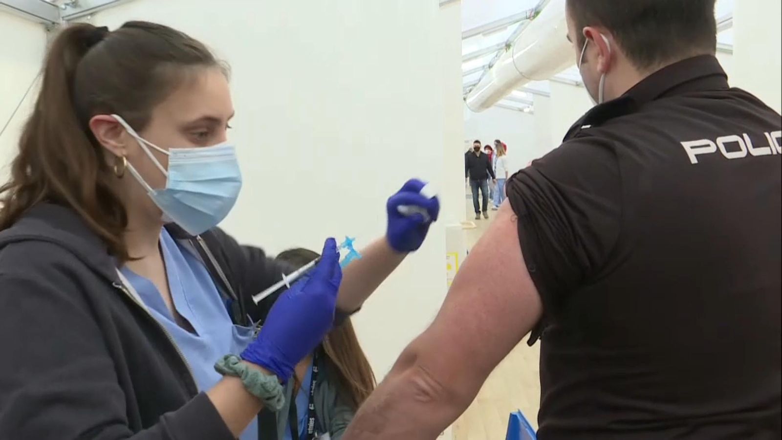 Un agent de la Policia Nacional rep la vacuna d'AstraZeneca a l'hospital de campanya de La Fe (València)