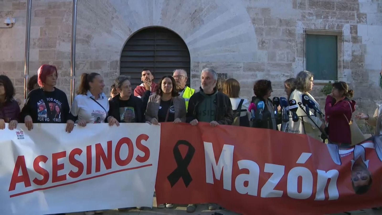 Concentració davant de les Corts