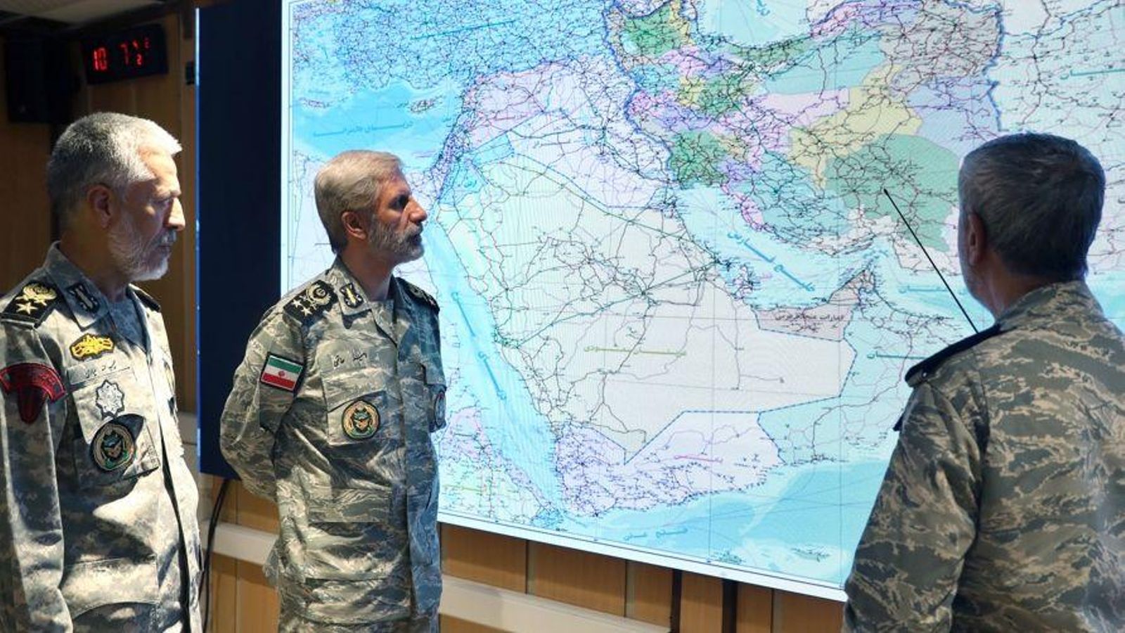 La cúpula militar de l'Iran, amb el comandant en cap Amir Hatami (centre), en la sala de comandament de guerra