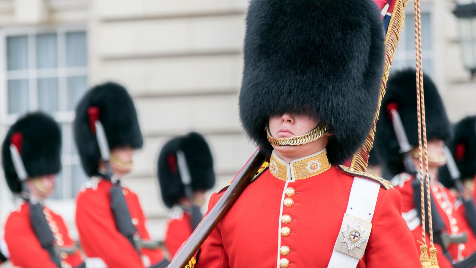L'himne oficial de la cerimònia del canvi de Guàrdia Reial Britànica és una marxa militar del compositor il·licità Alfredo Javaloyes