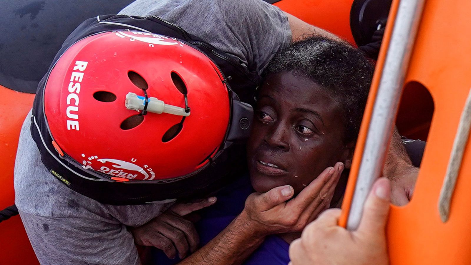 Un membre de l'ONG Proactiva Open Arms rescata una dona en alta mar