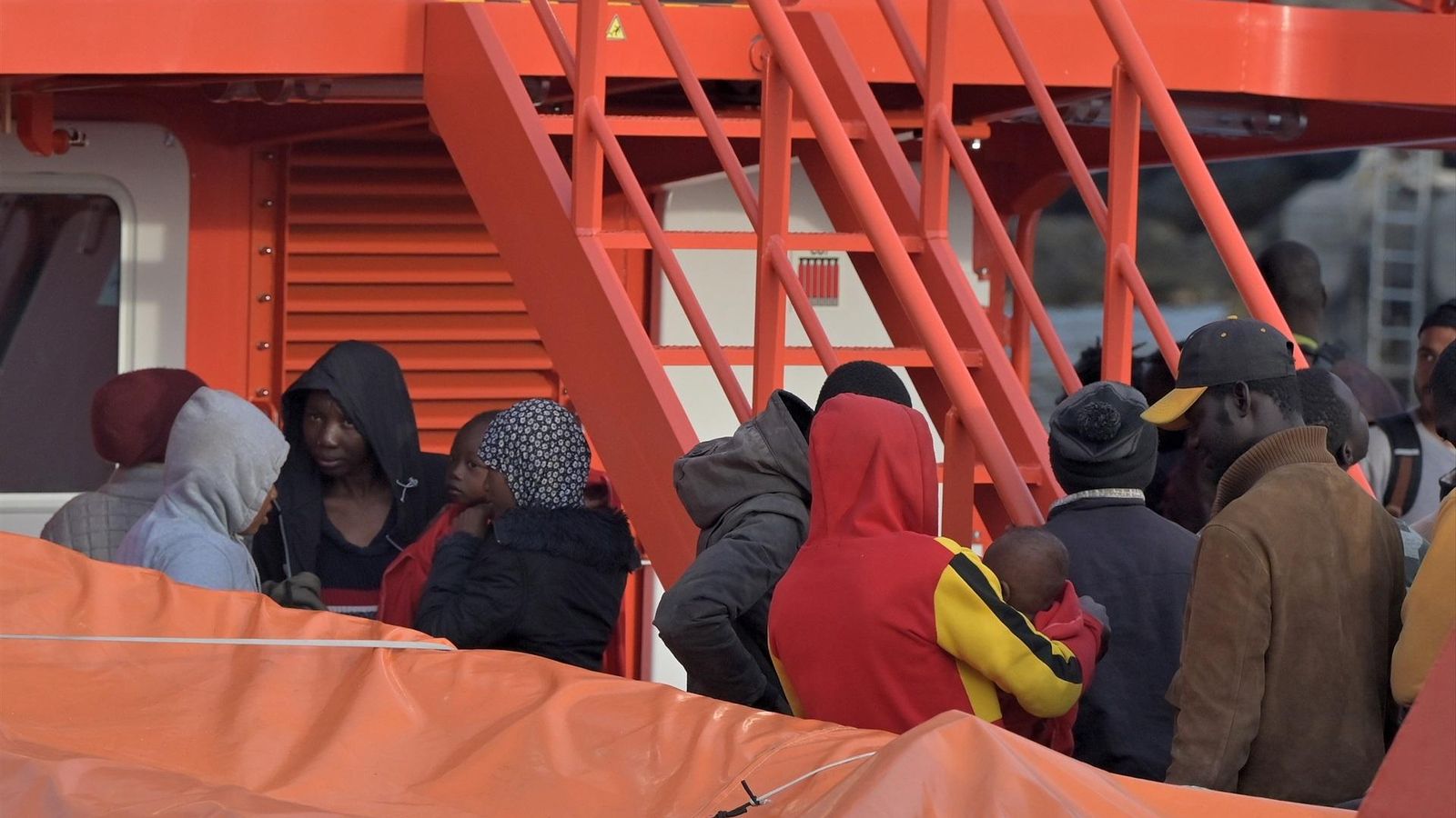 Salvament Marítim rescata a 190 migrants que arriben en una pastera al port de El Hierro el 6 de juny de 2024