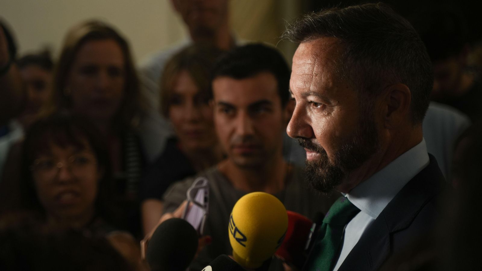 El  portaveu municipal de Vox intervé davant els mitjans de comunicació en una imatge del juliol passat