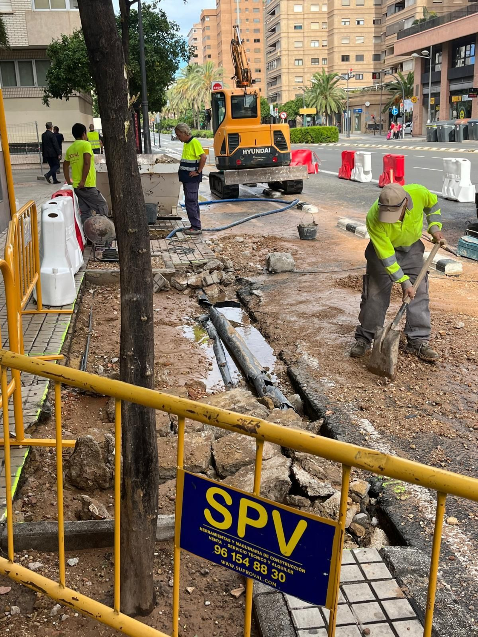 Operaris reparen la canonada afectada a Primat Reig