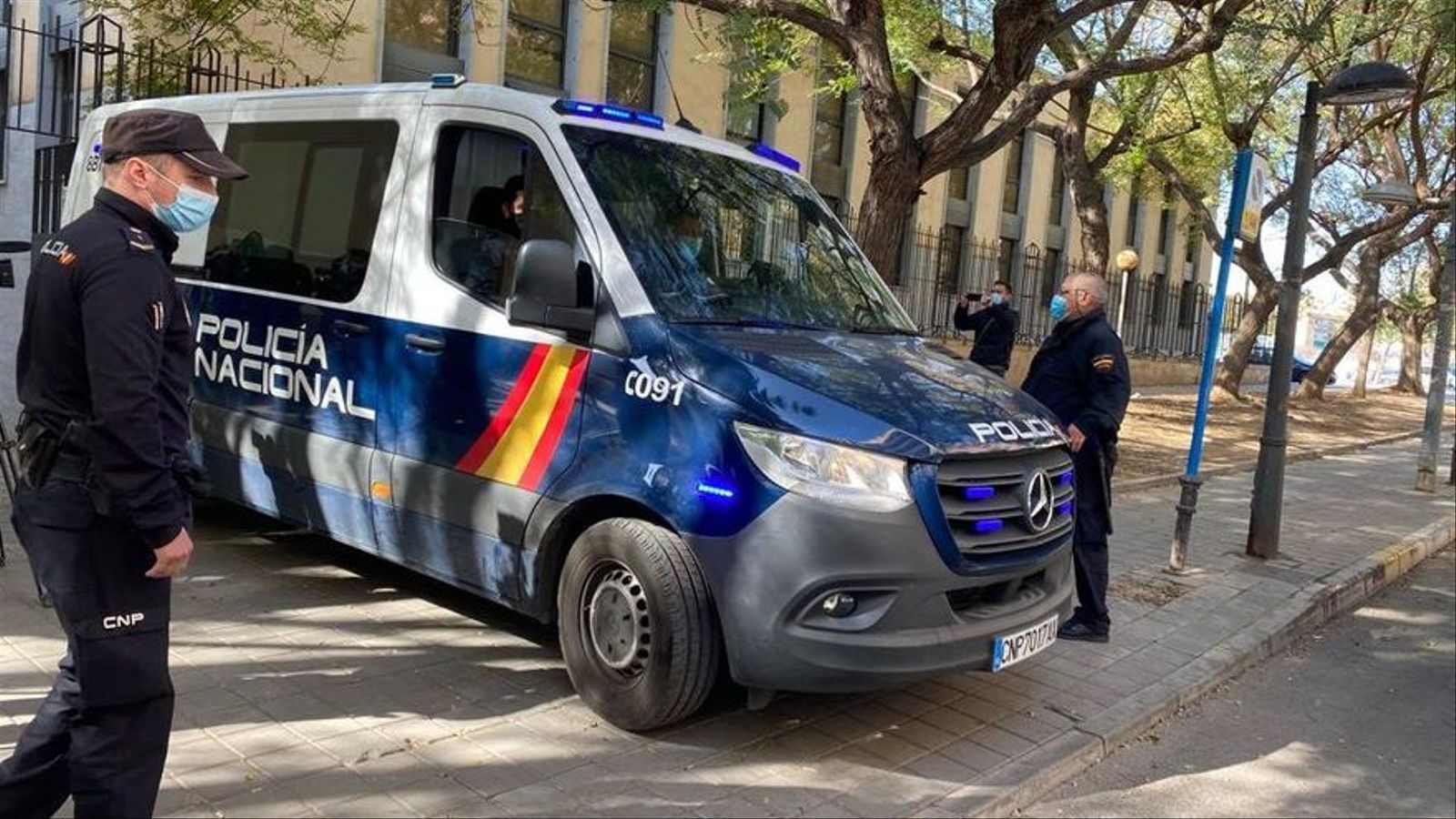El furgó policial abandona els jutjats d'Alcant amb el menor detingut pel triple crim d'Elx