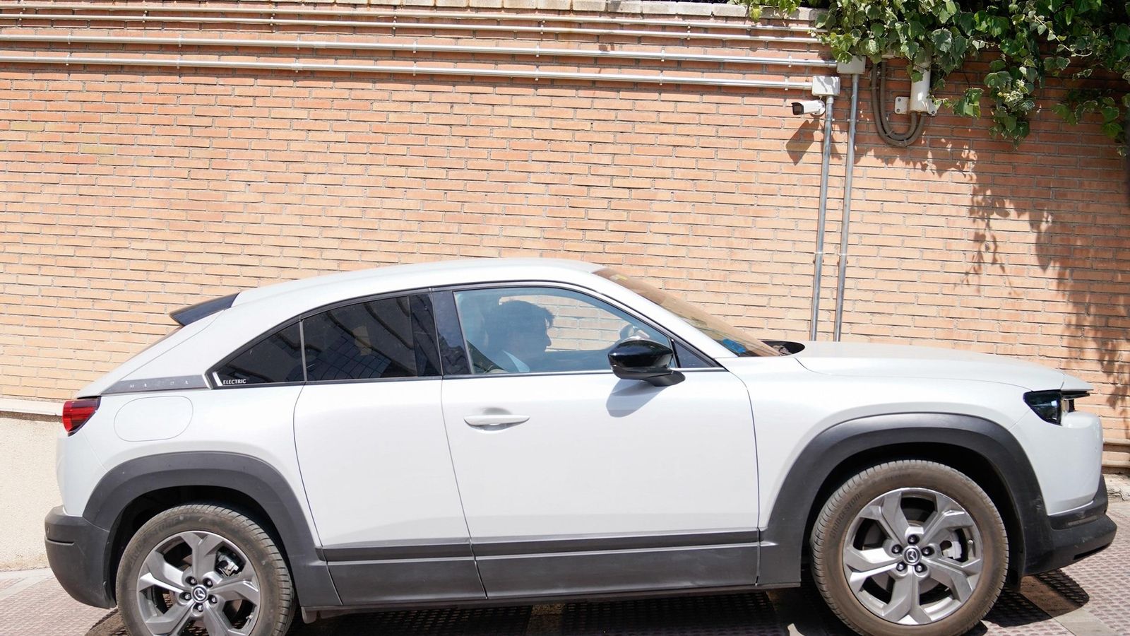 El vehicle d'Arcuri, este divendres, quan abandonava els jutjats