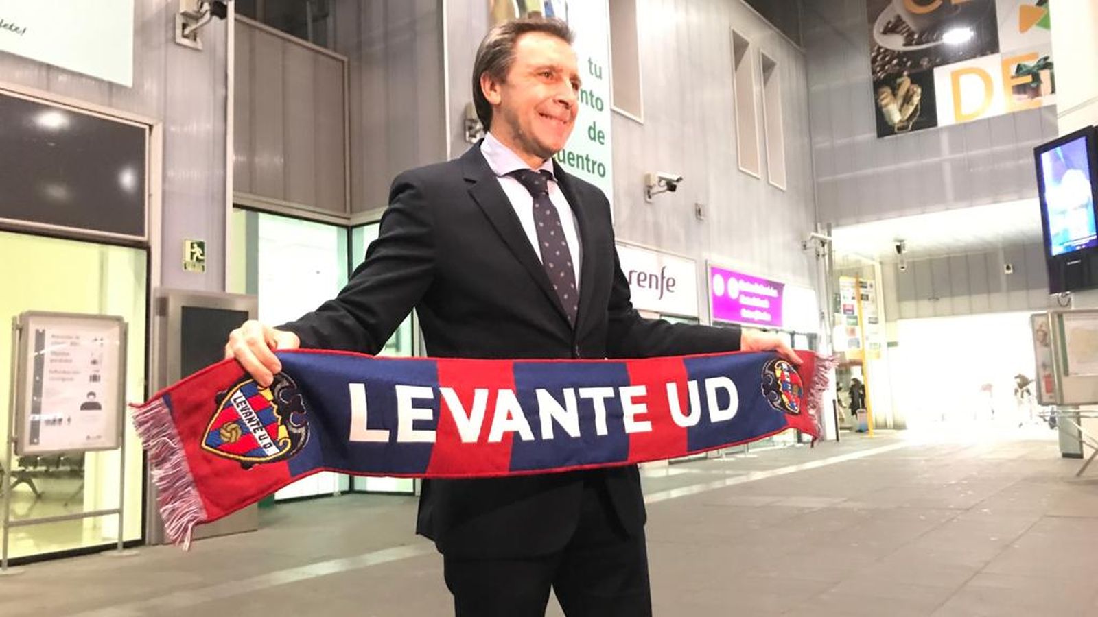 Felipe Miñambres ha posat amb una bufanda del Llevant en l'arribada a València