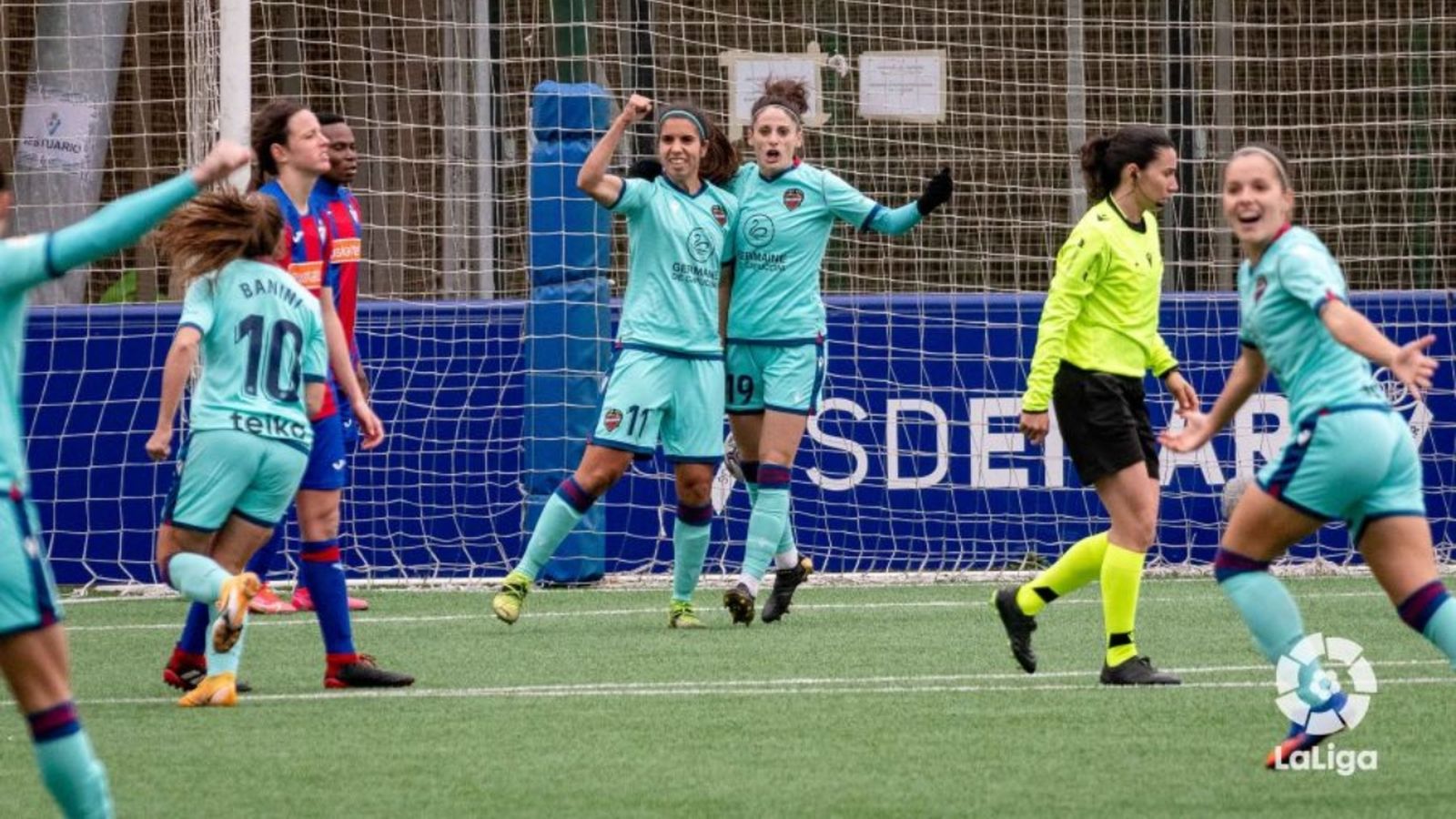 Les jugadores granota celebren un dels gols a Eibar