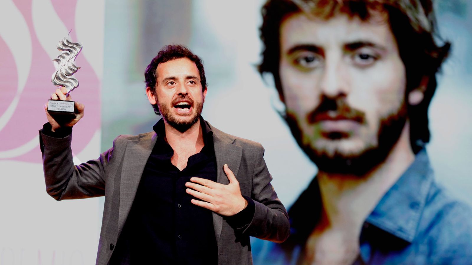 L'actor Javier Pereira rep el Premi Ciutat de la Llum