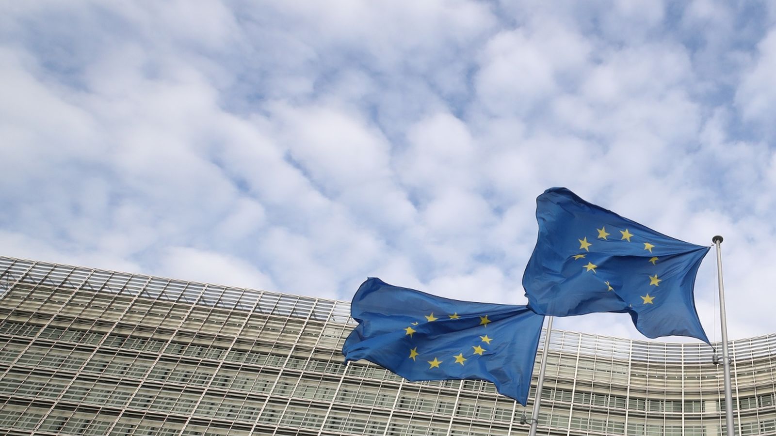 Dues banderes de la UE onegen a Brussel·les