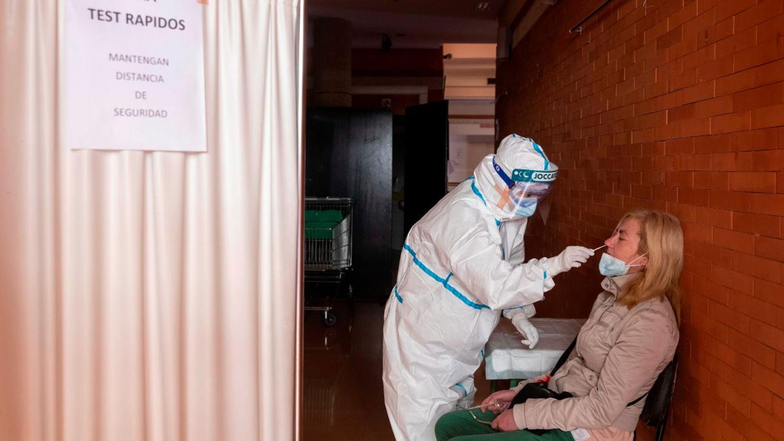 Una infermera fa una prova PCR a una dona