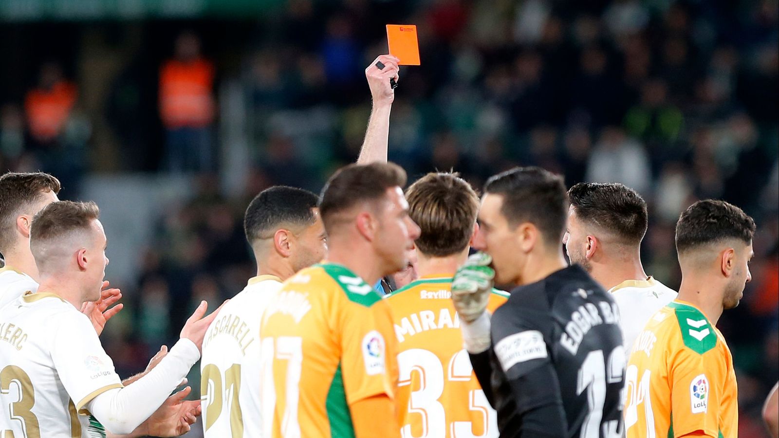 Iglesias Villanueva trau una targeta roja en el xoc contra el Betis