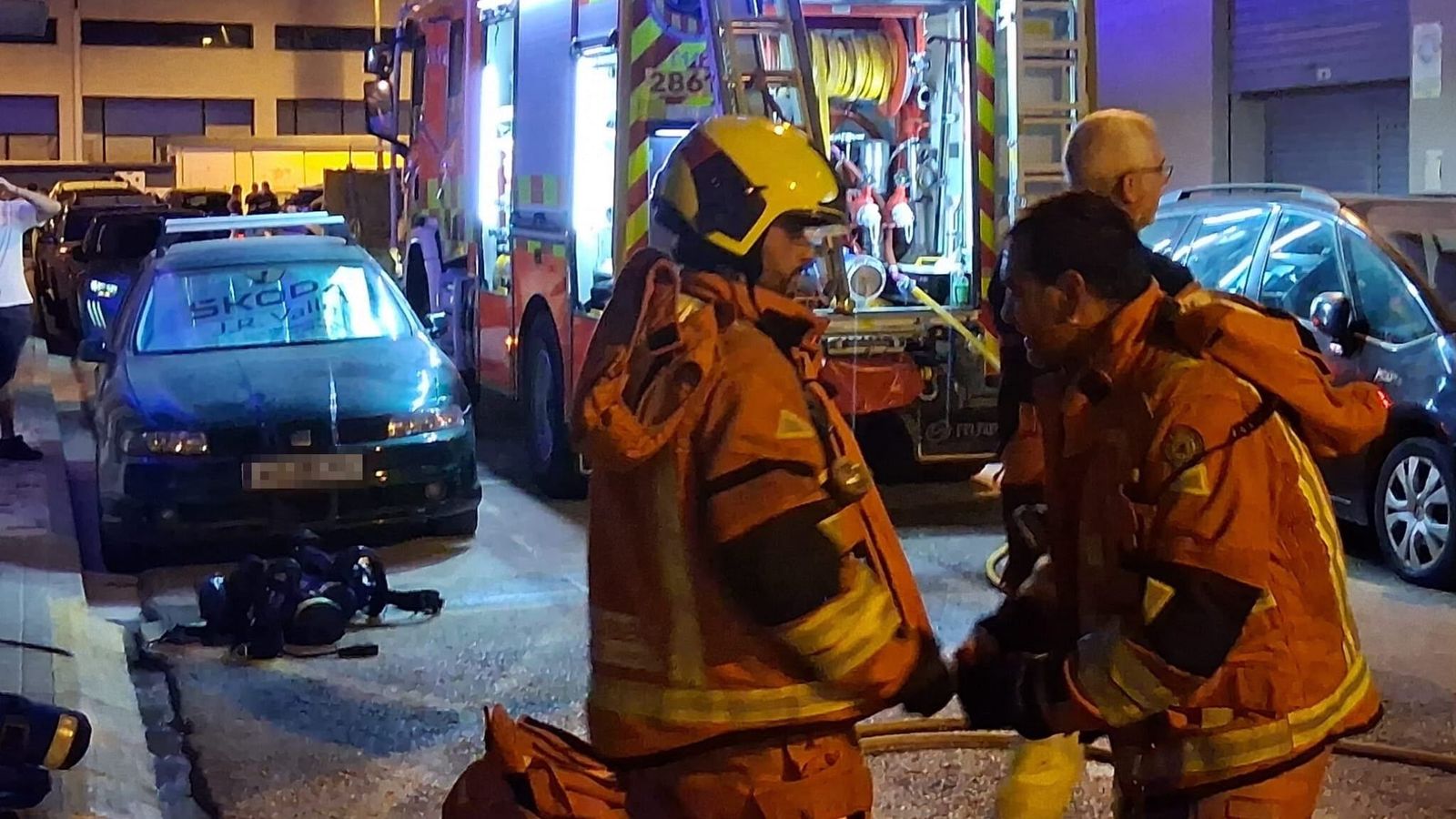 Els bombers en el foc registrat a Alfafar