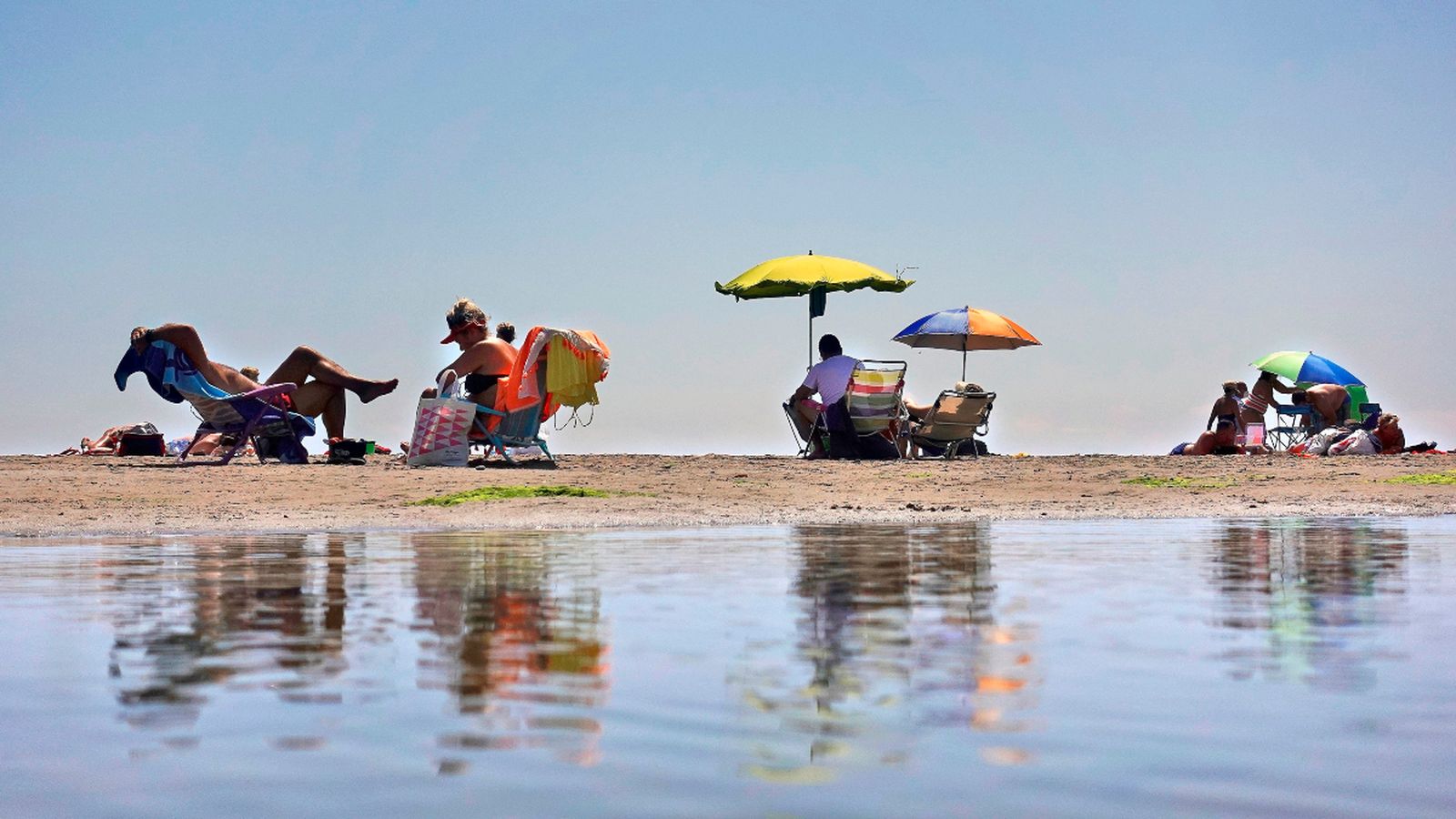 Diverses persones gaudeixen de la platja de la Patacona d'Alboraia