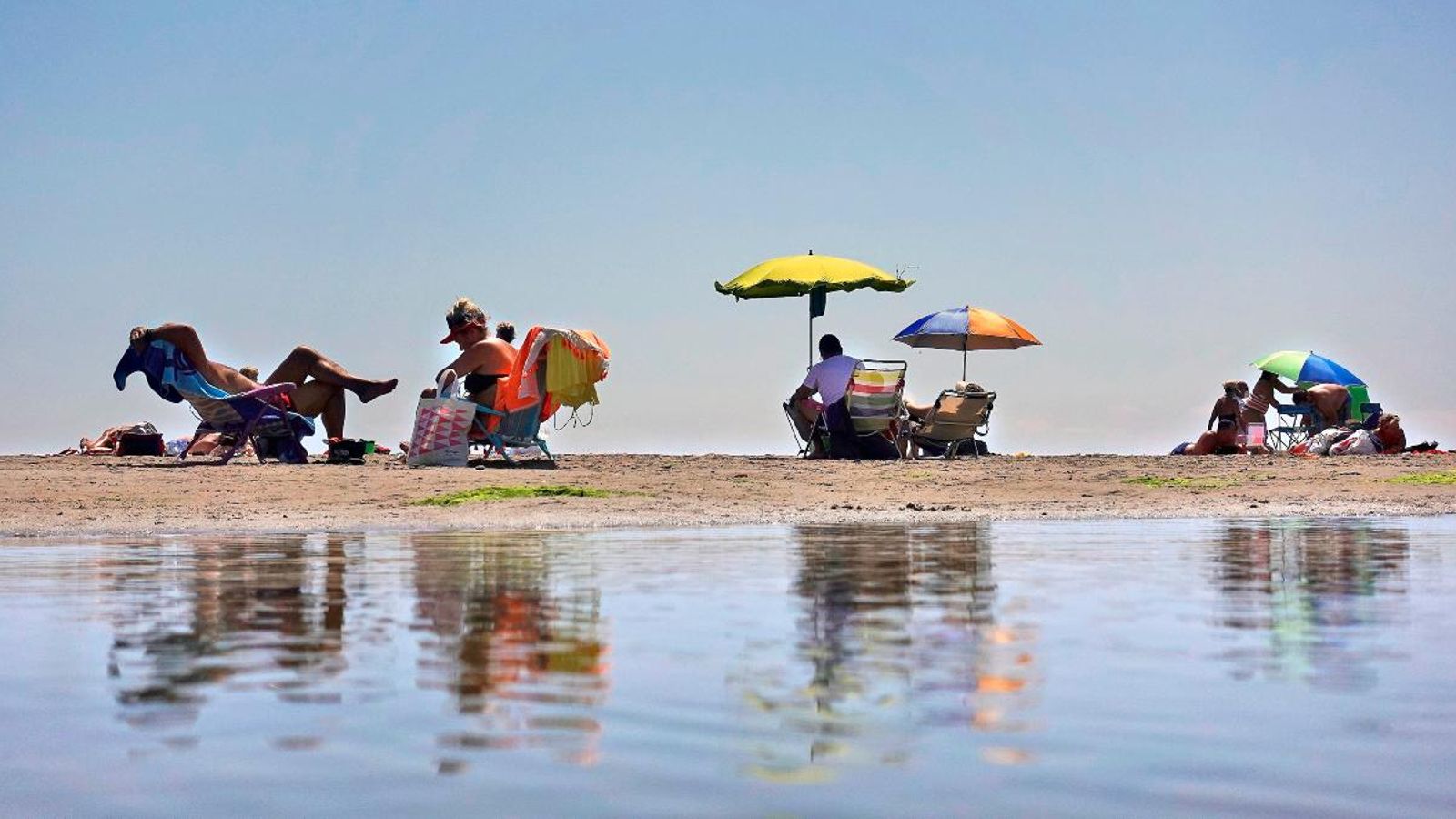 Diverses persones gaudeixen de la platja de la Patacona d'Alboraia
