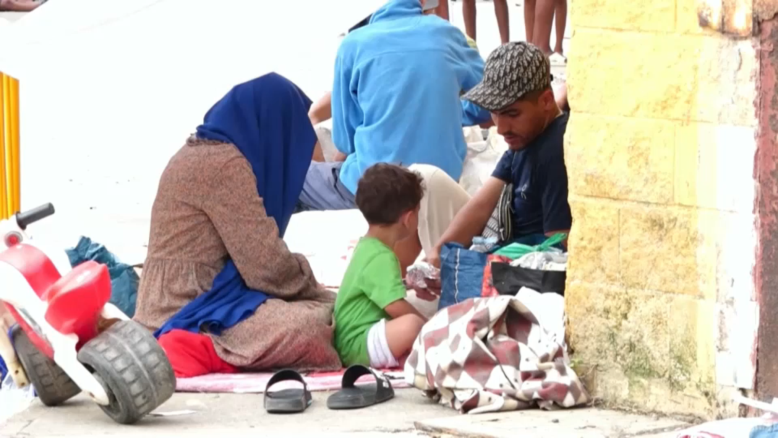 En la imatge una família migrant que ha arribat a Ceuta