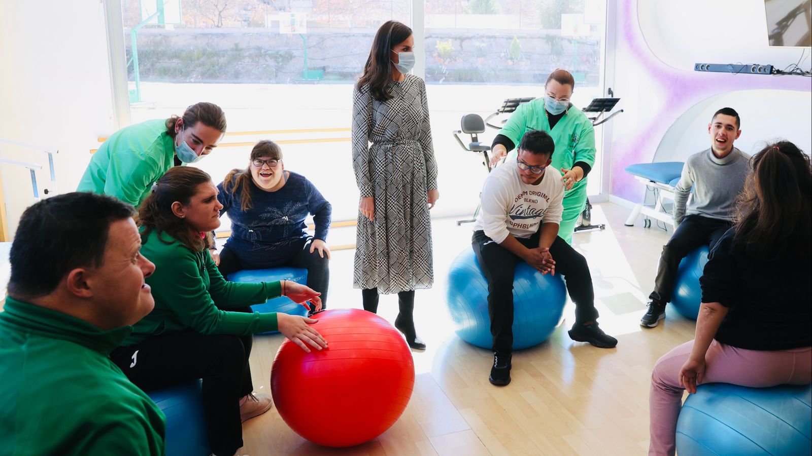 La reina Letizia ha visitat el Centre d'Atenció Diürna Polivalent Sense Barreres de Petrer