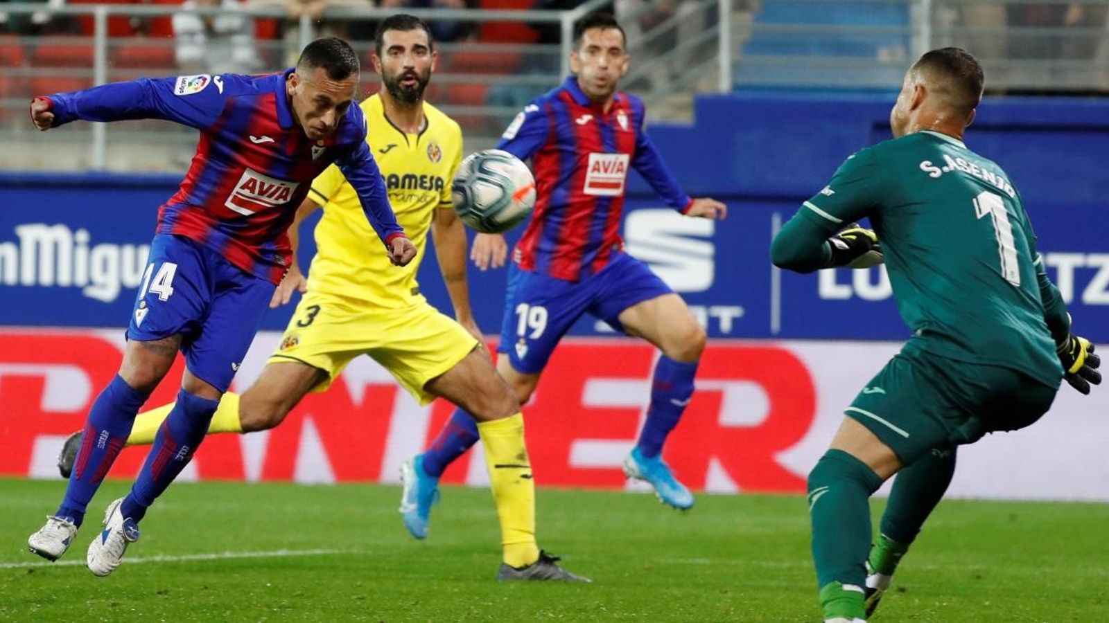 Fabián Orellana, a punt de marcar el definitiu 2-1