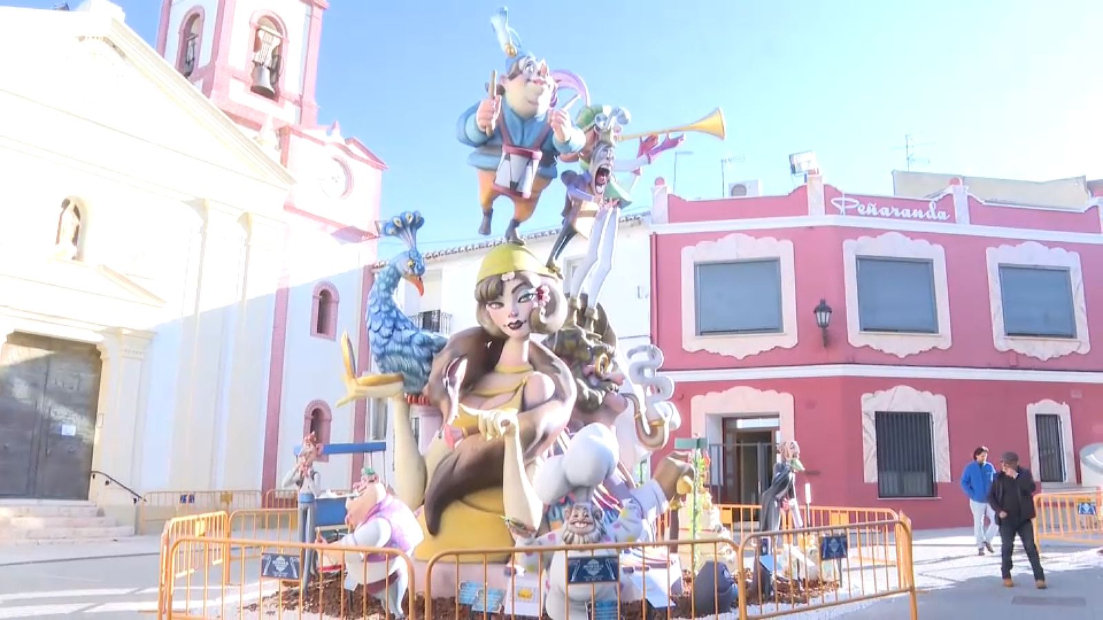 La falla de Montserrat encara ocupa el carrer esta dilluns, es cremarà esta vesprada