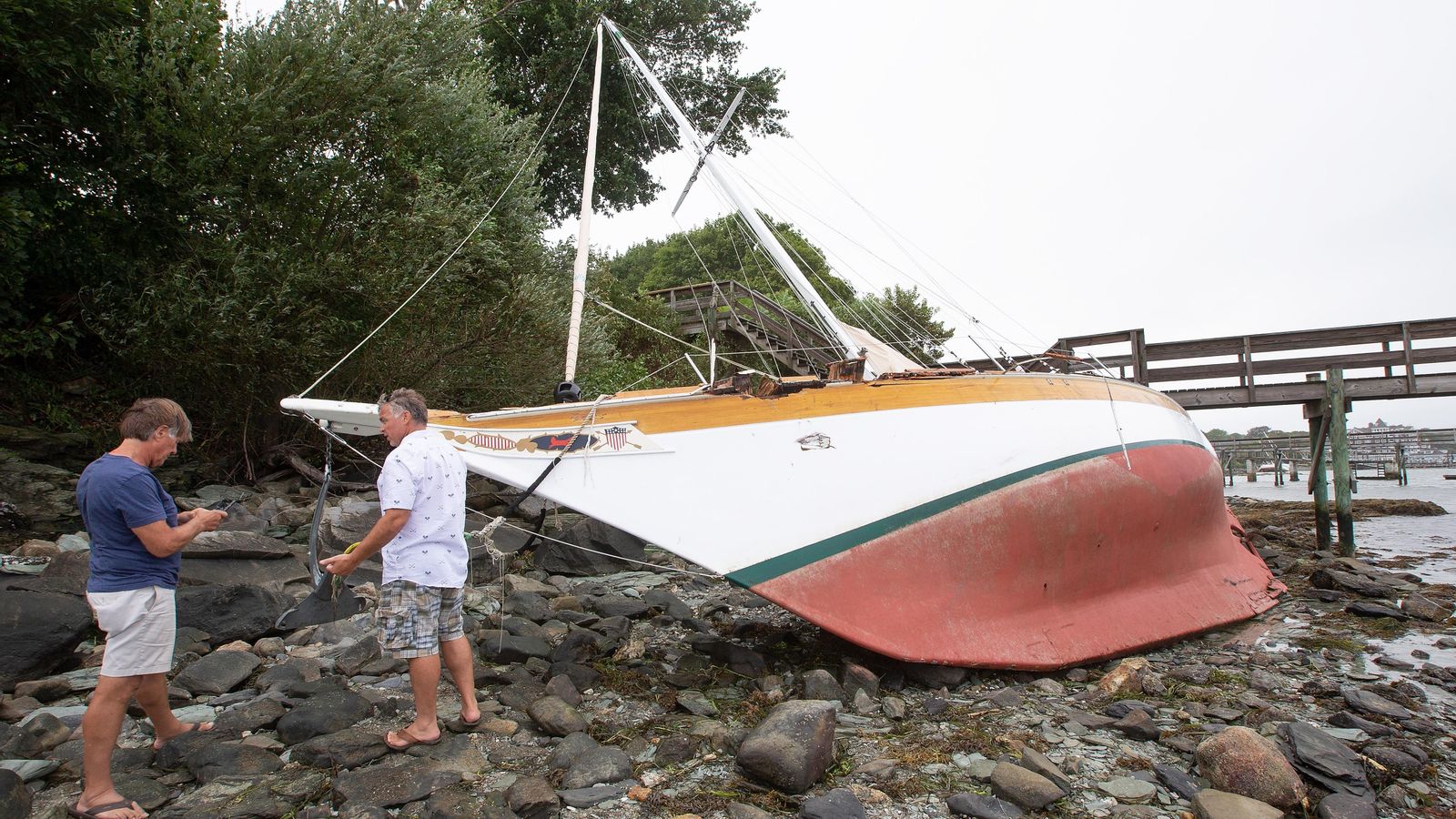 Veïns observen un veler danyat per la tempesta tropical Henri a Jamestown, Rhode Island, els EUA.