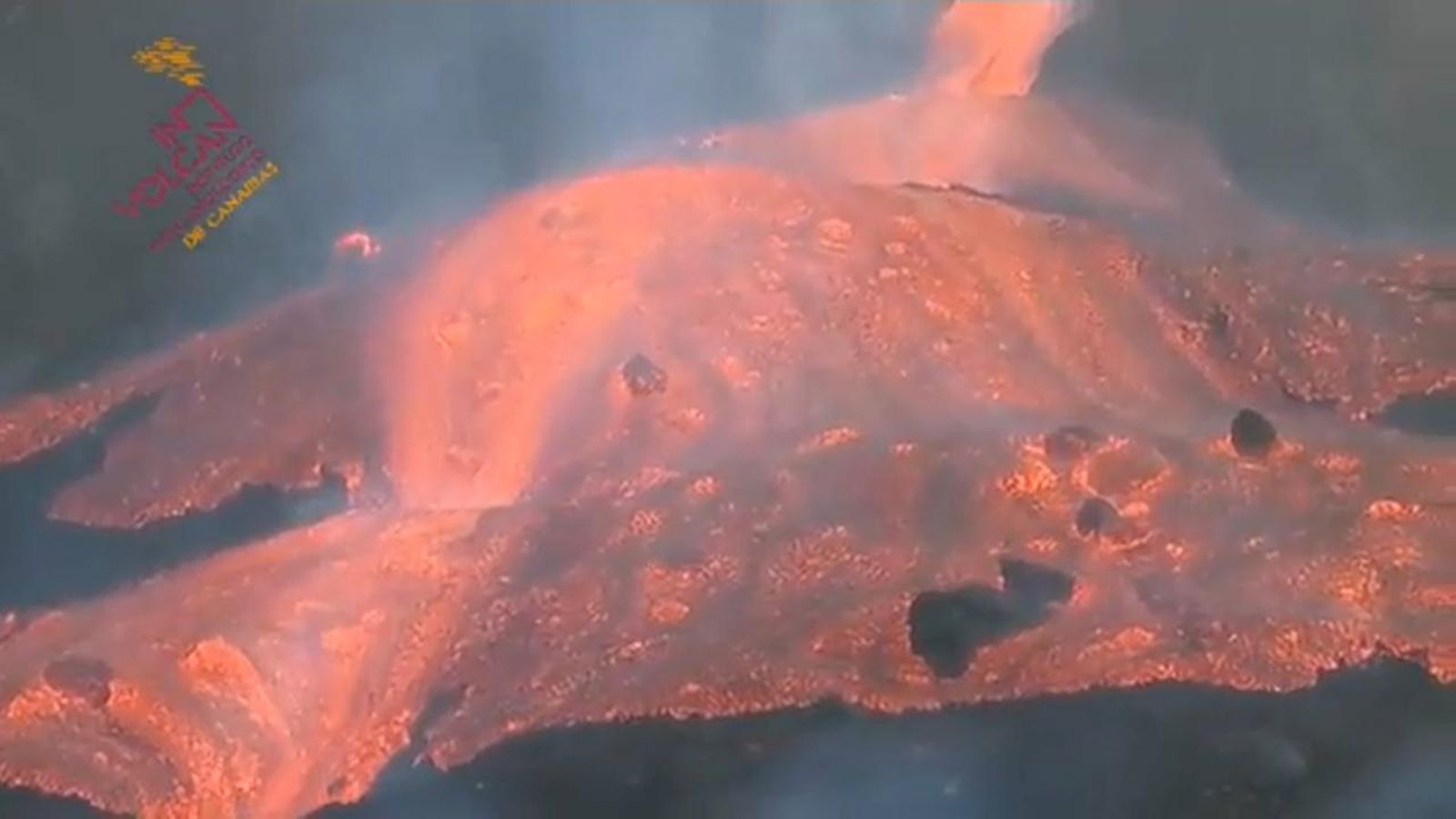 La lava desborda el con principal del volcà de La Palma