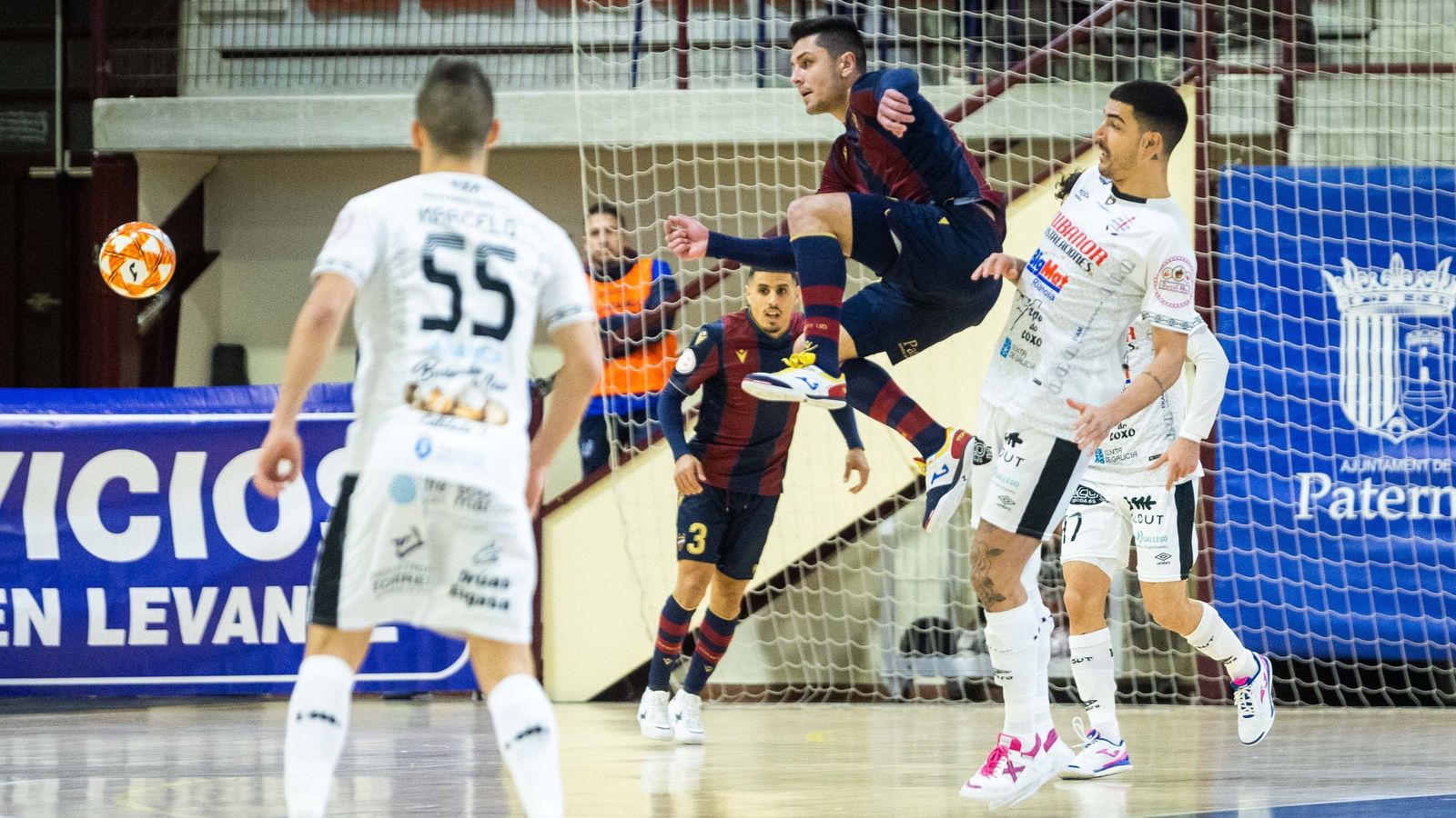 Fm Un jugador granota lluita per una pilota