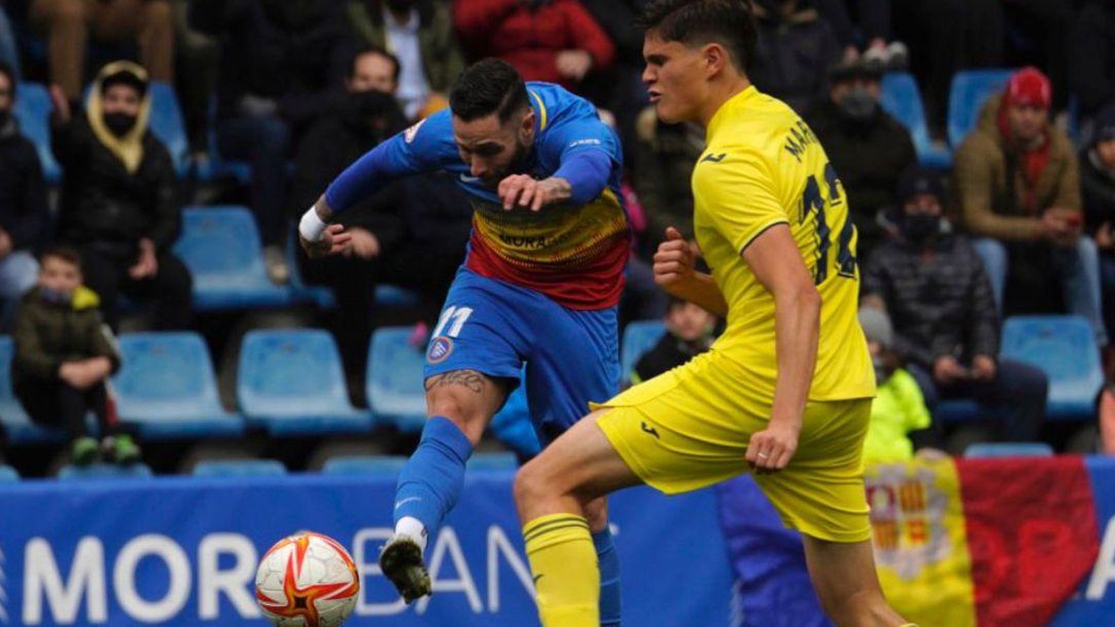 Martín lluita per una pilota amb un jugador de l'Andorra