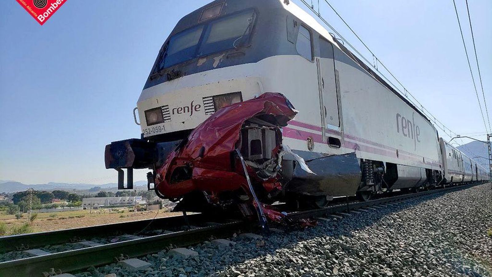 Un tren Intercity impacta en un turisme a un pas a nivell a l'altura de Novelda i l'arrossega un kilòmetre