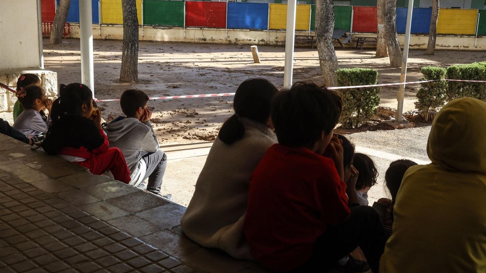 Els alumnes del CEIP Amparo Albau d'Alaquàs tornen a classe este dilluns Els alumnes del CEIP Amparo Albau d'Alaquàs tornen a classe este dilluns