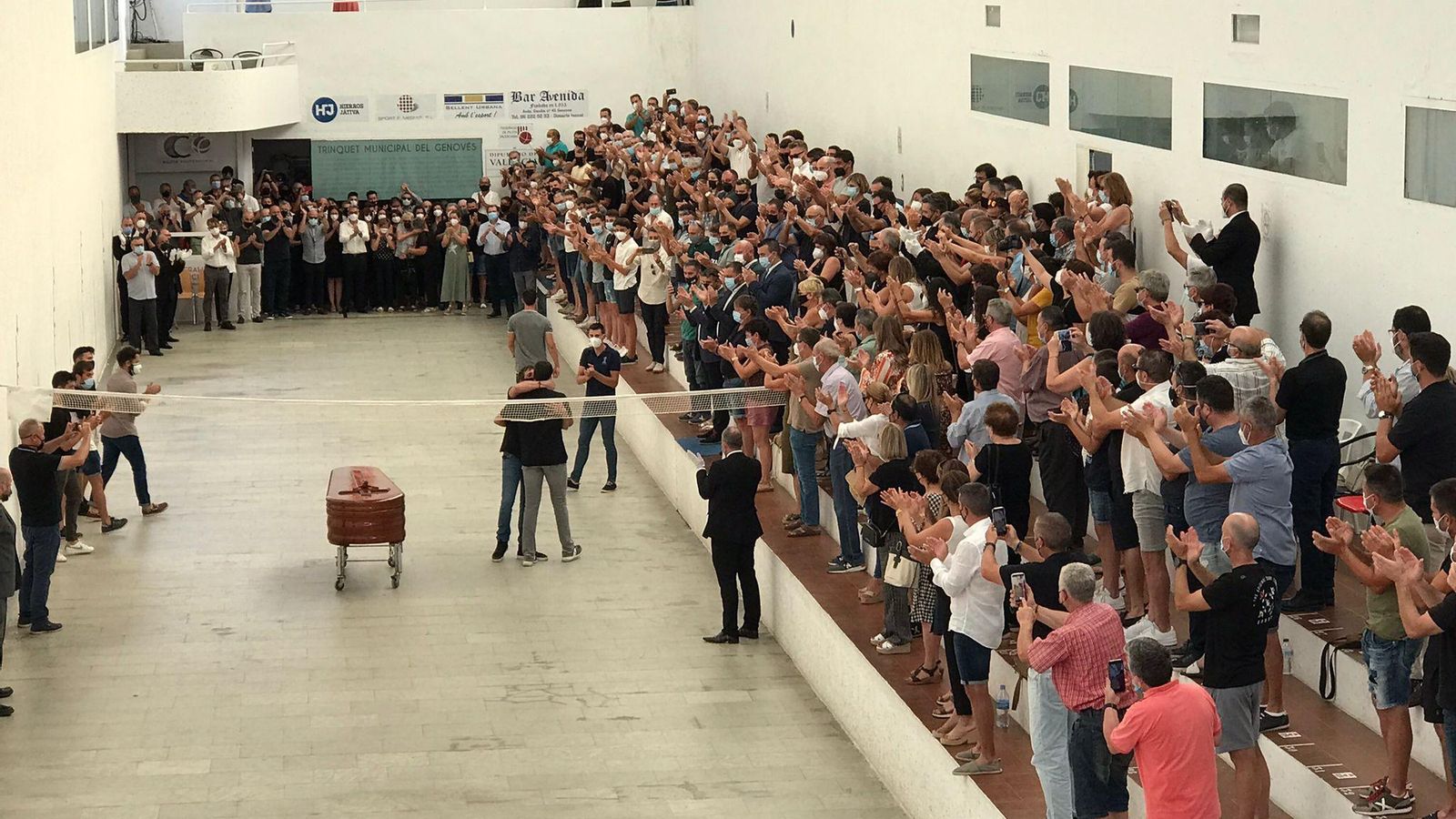 Entrada del fèretre de Paco Cabanes al trinquet de Genovés